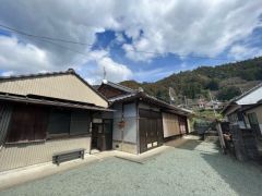 くさん友達を呼んでBBQ。ドッグランに家庭菜園も楽しめる魅力的なプライベートガーデン。芝生を敷いてガーデンチェア