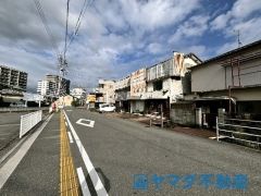 前面道路も広々。