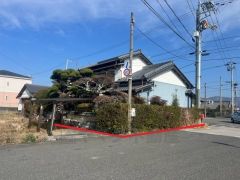 お子様は好奇心がいっぱい。外で遊んだり、地域の人との交流があったり、お子様の成長を支える周辺環境が充実。