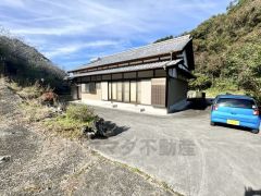 広い駐車スペースは、複数台の車が停めれます。急な来客や友人が集まりやすいですね