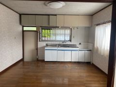 キッチン横に勝手口があると、料理中のごみ出しや、車から直接キッチンへ荷物をいれたりでき便利です。