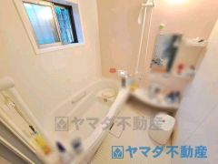 大型の浴槽に浸かって日頃の疲れを癒して頂く事が出来ますね