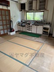 背面キッチン、収納スペースがたくさんあります。