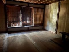 レトロな雰囲気ですがサッシ入れ替えが望ましいかと思われます。