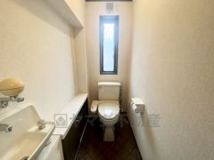 節水型でエコなトイレには、今では当たり前のウォシュレット付き。