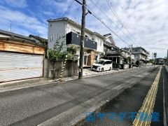 前面道路も広々。