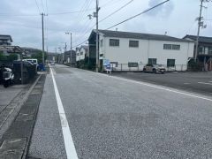 前面道路も広く、駐車しやすいです。