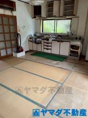 背面キッチン、収納スペースがたくさんあります。