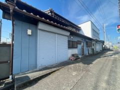 お車の出し入れが苦手なママや小さなお子様にも安心ですね。しっかり舗装もされているので、ベビーカーや自転車で通っても快適に通行できます。