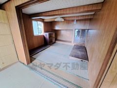 仕切りを開けると家族団らんの開放的空間。閉めれば固有のスペースが作れます