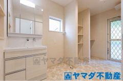 洗面脱衣所、収納スペースもあり、室内で干すスペースもあり、雨の日や花粉の時期気にせず干せます