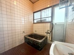 浴室は湿気がたまりやすく、換気扇だけではどうしてもカビが出てしまいやすい場所。窓があるだけで、あっという間に換気ができますのでお風呂のカビお掃除も気持ちが良いです。